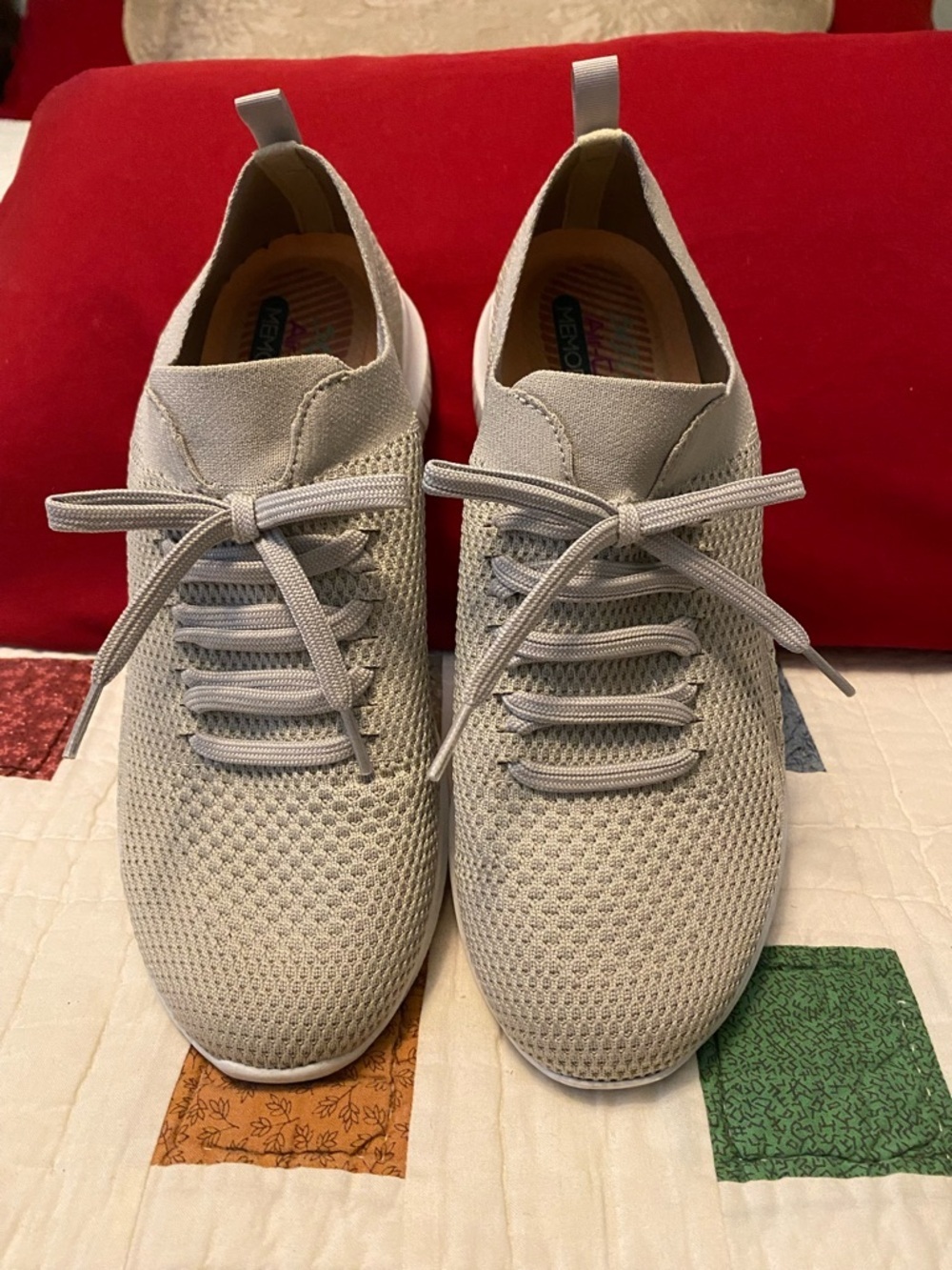 Women’s Skechers Light Gray Knit Sneakers In Excellent Condition Size 10